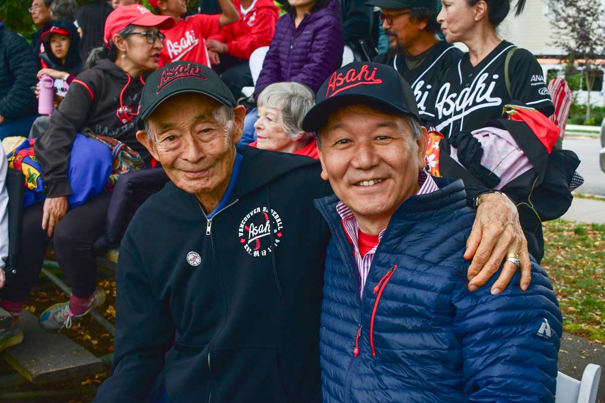 始球式を務めたケン・ヤダさん（左）と髙橋良明総領事。2026年9月7日、バンクーバー市。写真　加藤さくら／日加トゥデイ