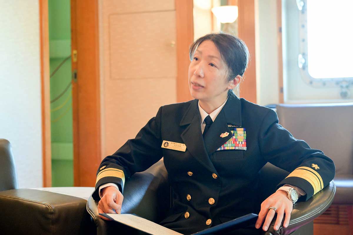 インタビューを受ける海上自衛隊練習艦隊司令官・東良子海将補。2026年9月15日、ノースバンクーバー市。撮影 斉藤光一/日加トゥデイ