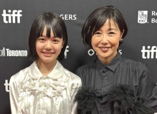 トロント国際映画祭で「わたしの知らない子どもたち(英題:Children Untold)」上映 西川美和監督インタビュー レッドカーペットの西川監督と小八重葵美さん(左)。2026年9月10日、オンタリオ州トロント市。