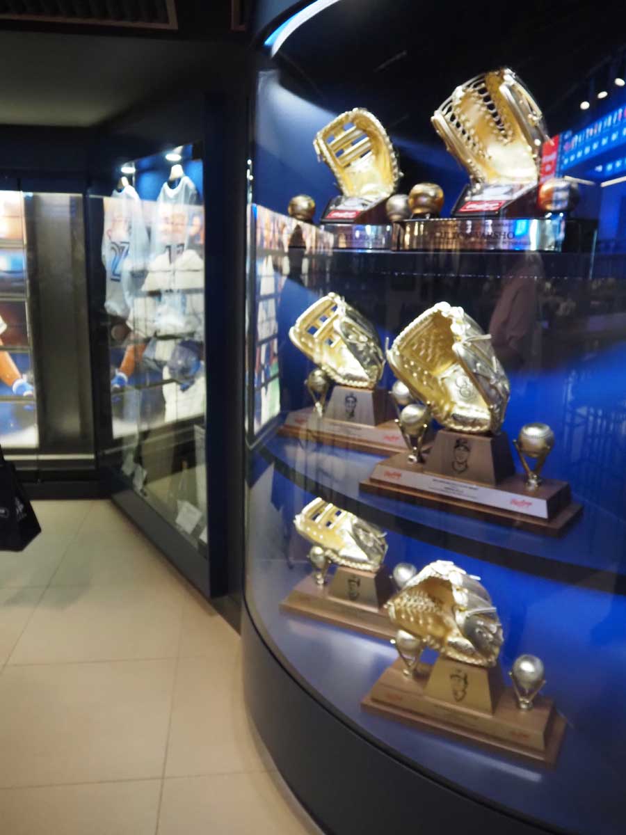 クローバー・バナー・クラブに展示したゴールデングラブ賞のトロフィー(大塚圭一郎撮影)