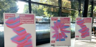 「VIFF 2026 映画で世界を知る」第45回バンクーバー国際映画祭 会場に並ぶ2026年ポスター。2026年8月26日、バンクーバー市。Photo by Jenna Park/Japan Canada Today