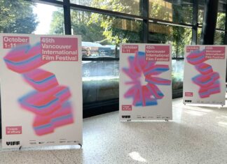 「VIFF 2026 映画で世界を知る」第45回バンクーバー国際映画祭 会場に並ぶ2026年ポスター。2026年8月26日、バンクーバー市。Photo by Jenna Park/Japan Canada Today
