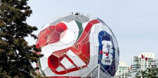 W杯バンクーバー大会象徴、サイエンスワールドサッカーボール撤去始まる FIFAワールドカップ2026バンクーバー大会の象徴サイエンスワールドのサッカーボールデザインが解体される。撮影 斉藤光一