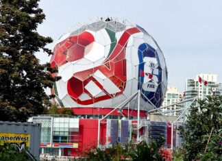 W杯バンクーバー大会象徴、サイエンスワールドサッカーボール撤去始まる FIFAワールドカップ2026バンクーバー大会の象徴サイエンスワールドのサッカーボールデザインが解体される。撮影 斉藤光一
