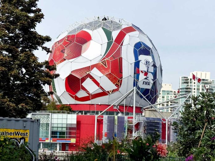 FIFAワールドカップ2026バンクーバー大会の象徴サイエンスワールドのサッカーボールデザインが解体される。撮影　斉藤光一