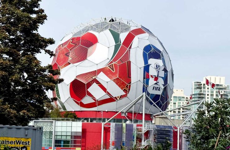W杯バンクーバー大会象徴、サイエンスワールドサッカーボール撤去始まる FIFAワールドカップ2026バンクーバー大会の象徴サイエンスワールドのサッカーボールデザインが解体される。撮影 斉藤光一