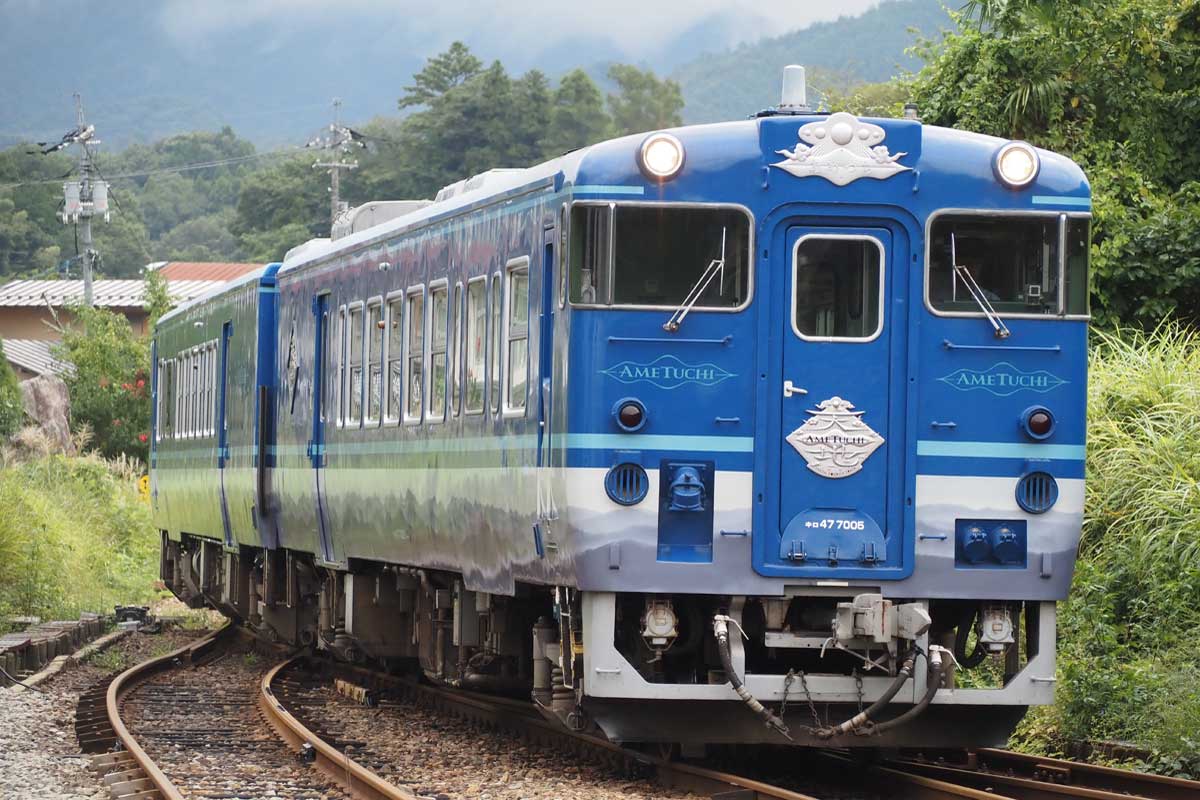 ＪＲ西日本の観光列車「天地（あめつち）」（２０２６年９月、島根県奥出雲町で大塚圭一郎撮影）