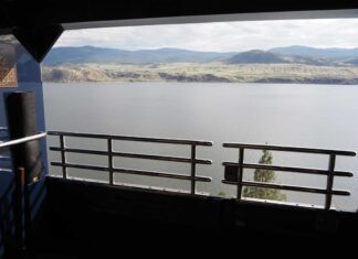 「カナダ“乗り鉄”の旅」第40回 美しい車窓写真を撮れる開放空間、まるで関西の世界的名所とつないでいた名物電車 ロッキーマウンテニア【中】 ロッキーマウンテニアの客車ゴールドリーフの1階にある展望デッキ(大塚圭一郎撮影)