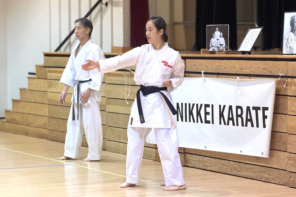 手本を見せる清水希容さん。2026年8月27日、バーナビー市。撮影　田上麻里亜／日加トゥデイ