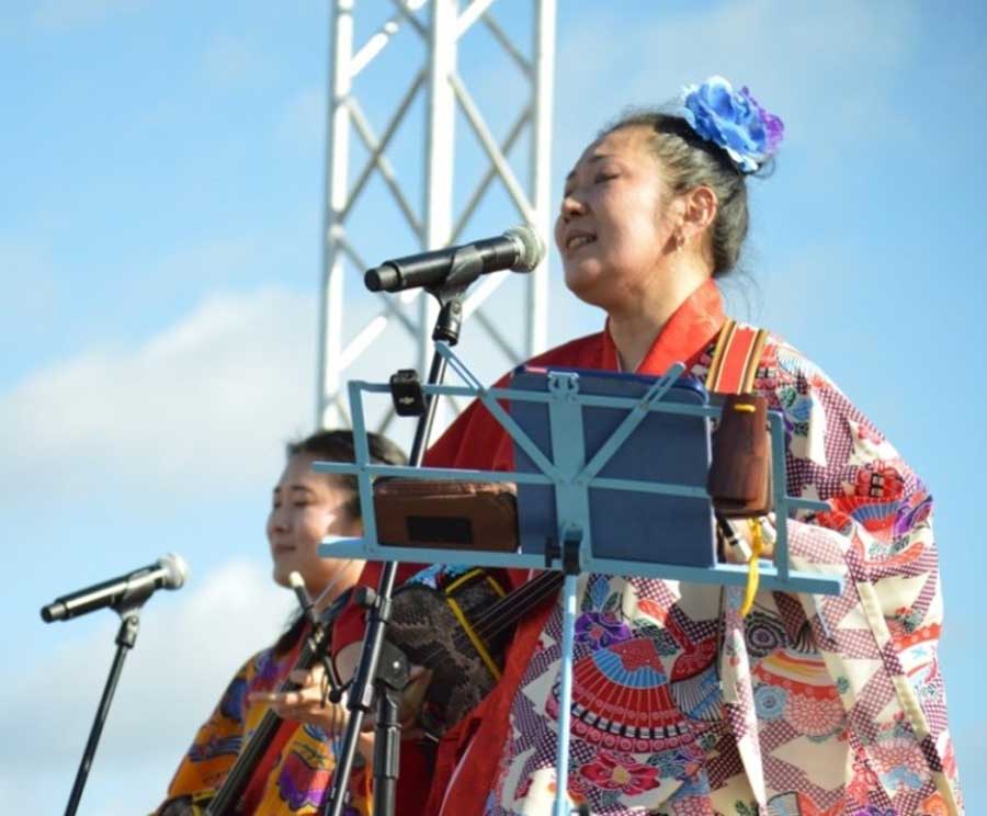 三線を手に歌声を届けるShoさん