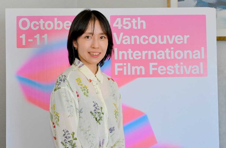 「マネキンの脚」が映す夫婦の関係 VIFF国際プレミア「おっとのあし」八幡貴美監督らに聞く VIFFに参加するためにバンクーバーを訪れた八幡貴美監督。2026年10月10日、バンクーバー市。撮影 斉藤光一/日加トゥデイ