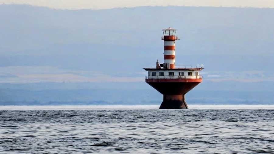 ◆Tadoussacの沖にある１９６４年に建設されたPhare du Haut-Fond-Prince灯台です。周辺の激しい潮流や冬季の厚い流氷にも耐えられるように設計されています。