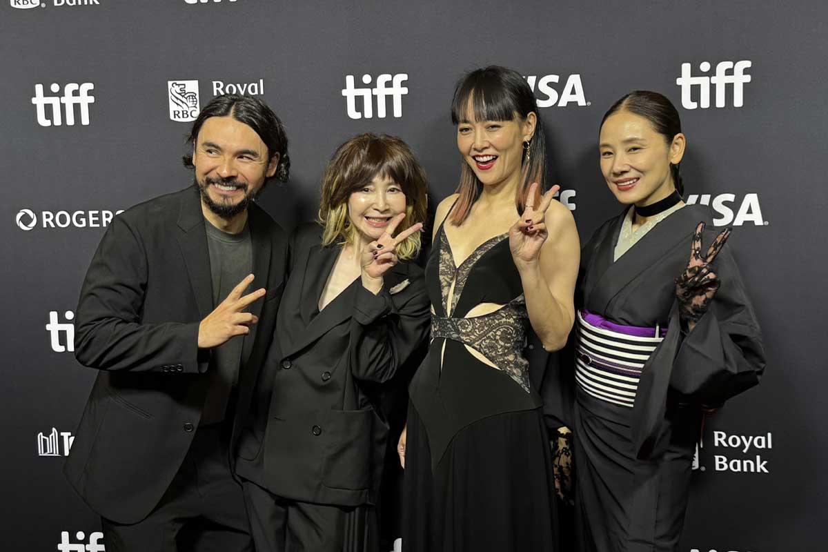 レッドカーペットに登場した、(左から)ジョセフ・クボタ・ヴラディカ監督、YOUさん、菊地凛子さん、吉田羊さん。