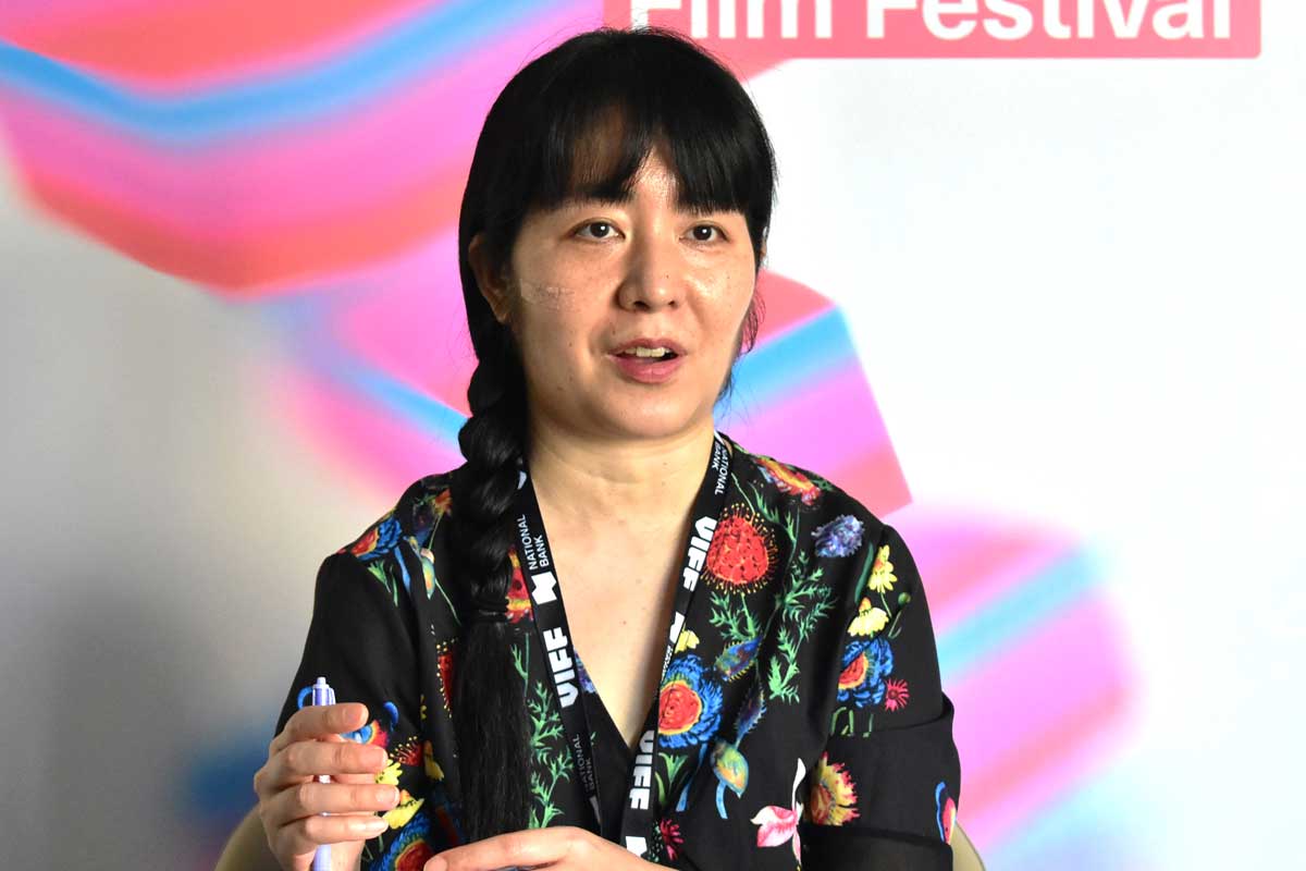 「光って、生きていくことそのままのような気がしていて」と語る村岡由梨監督。「トリステス」には、太陽や夜の明かり、車のヘッドライトなど、日常の中で捉えたさまざまな光が映し出される。2026年10月4日、バンクーバー市。撮影 加藤さくら/日加トゥデイ