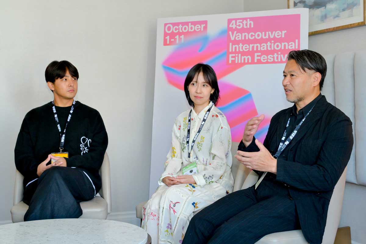秋晴れのバンクーバーで、日本から世界へ、自分たちならではの作品を届けたいと語る3人。2026年10月10日、バンクーバー市。撮影 斉藤光一／日加トゥデイ