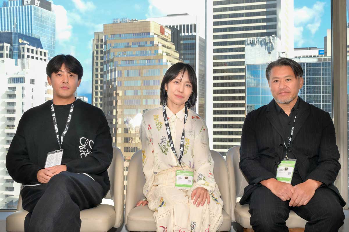 左から、プロデューサーの大野瑞樹さん、八幡貴美監督、撮影監督の新出一真さん。2026年10月10日、バンクーバー市。撮影 斉藤光一／日加トゥデイ